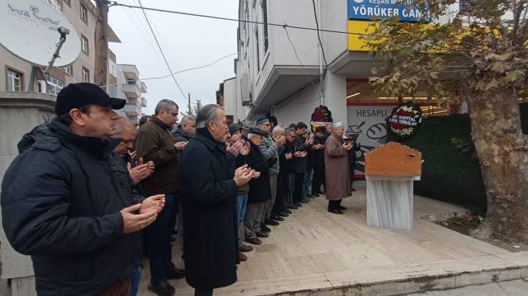 Tekirdağ’da evinde ölü bulunan hemşirenin cenazesi memleketi Edirne’de toprağa verildi