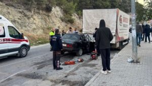kusadasinda otomobil park halindeki kamyonete carpti bir olu dort yarali St39K1T4.jpg